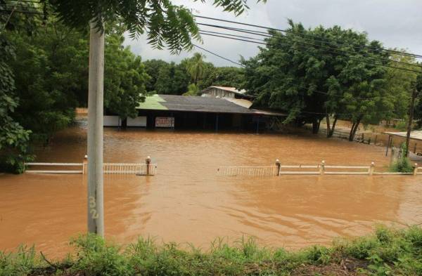 Varios locales comerciales cercanos al río La Villa aún permanecen abnegados en agua.