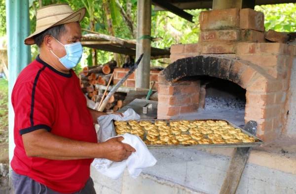 Emprenden una panadería comunitaria. ¿Será la competencia del 'pan de la arena'?