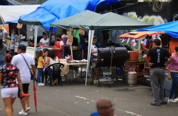 Carnes y chorizos en palito, los más buscados de los desfiles  