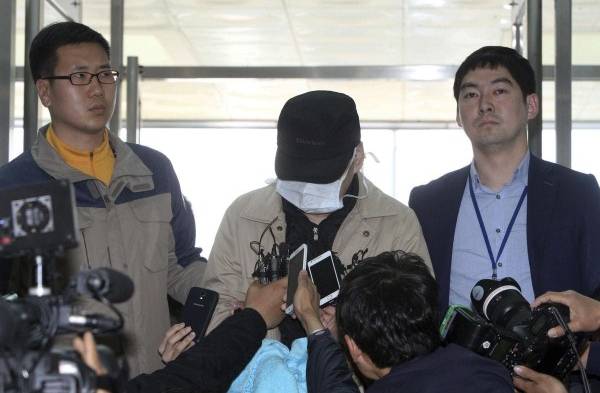 Kim Han-sik (centro) explica a los medios.