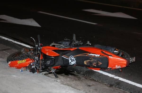 Un motorizado murió luego de que lo embistiese un sedán en Hato Pintado.