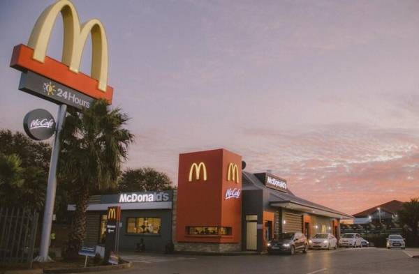 Algunos restaurantes están contratando a menores de edad.