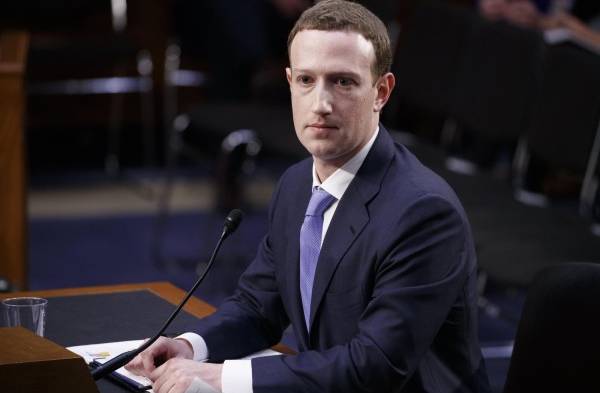 El CEO de Facebook, Mark Zuckerberg, testifica ante el Comité Senatorial de Comercio, Ciencia y Transporte y la audiencia conjunta del Comité Judicial del Senado, sobre Facebook, la privacidad de las redes sociales, y el uso y abuso de datos.