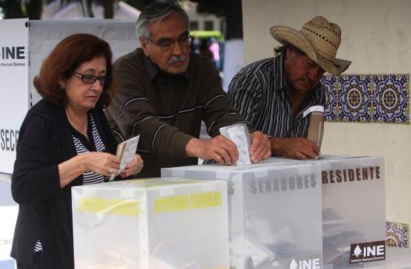 Personas de la tercera edad emiten su voto hoy, domingo 1 de julio de 2018, en una casilla de la ciudad de Ensenada, en el estado de Baja California .