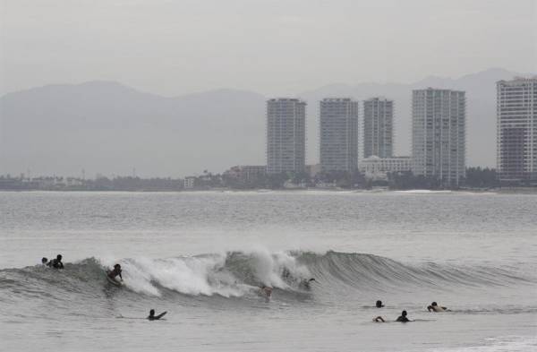 También se esperan vientos con rachas de 40 a 60 kilómetros y oleaje de 2 a 4 metros de altura en las costas de Colima, Jalisco, Nayarit y Sinaloa.