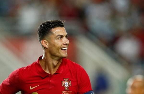 Cristiano Ronaldo recibe el premio especial por su récord de goles con selecciones