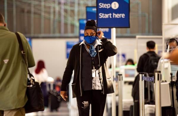 Cinco estados de EEUU anuncian próximo fin de llevar cubrebocas en interiores