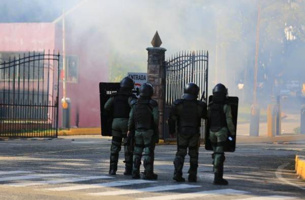 Enfrentamiento entre manifestantes y la policía antidisturbios en la Universidad de Panamá