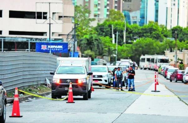 Sicarios los acribillaron saliendo de centro médico