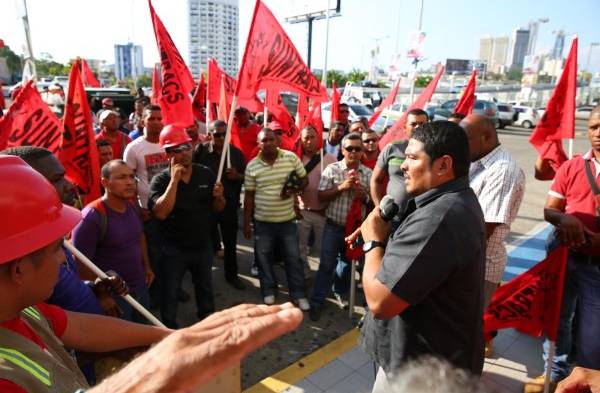 Miembros del Sindicato Único de Trabajadores de la Construcción y Similares (Suntracs), protestaron el miércoles, 12 de marzo, en las instalaciones del Ministerio de Trabajo y Desarrollo Laboral (Mitradel) por un aumento salarial.