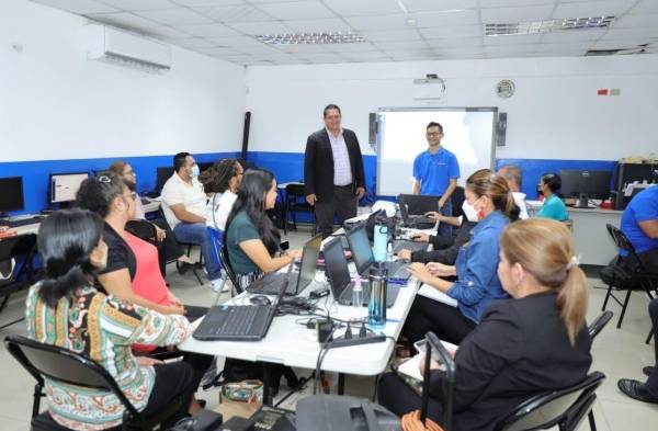 Capacitan a docentes sobre uso de la 'libreta digital'