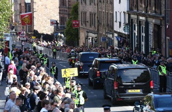 El cortejo con los restos de Isabel II sale del palacio de Edimburgo