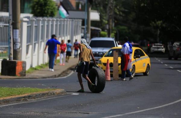 Enfrentamiento entre manifestantes y la policía antidisturbios en la Universidad de Panamá