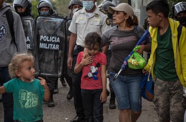 Fotografía fechada el 18 de enero de 2021, en la que la policía guatemalteca disuelve la caravana de miles de migrantes que bloqueban la carretera de Vado Hondo, Chiquimula.