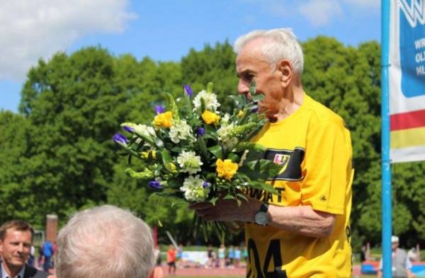 Corre 100 metros a los 104 años