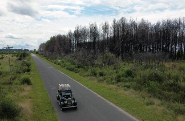 En un auto de 1928, familia argentina llega a casa tras 22 años de viaje