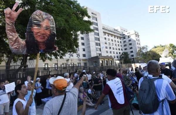 Seguidores kirchneristas fueron registrados este martes, 6 de diciembre, al concentrarse frente a los tribunales federales de Comodoro Py.