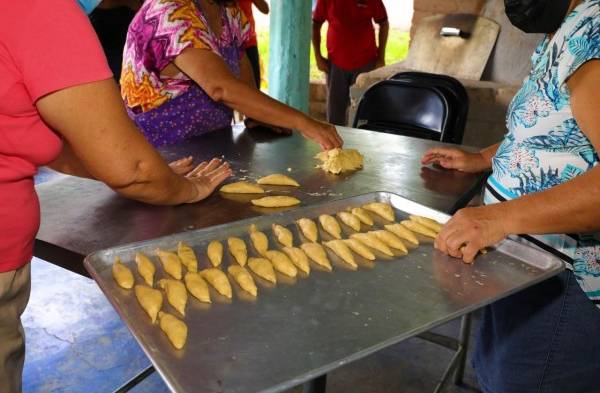 Emprenden una panadería comunitaria. ¿Será la competencia del 'pan de la arena'?