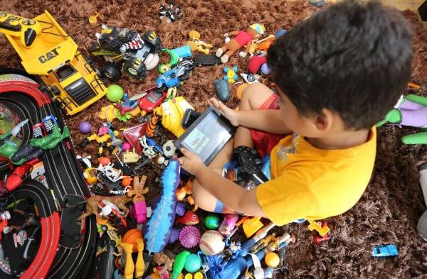 Los niños han dejado a un lado los juguetes como los carros y legos.