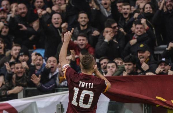 Totti celebra un gol con un selfie
