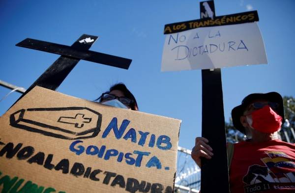 Un grupo de salvadoreños protesta en el Congreso contra el presidente Bukele