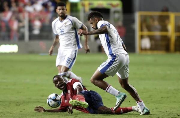 Joel Campbell (i) de Costa Rica disputa el balón con Aníbal Godoy,  en el estadio Ricardo Saprissa.