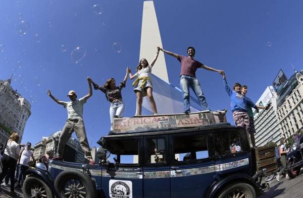 En un auto de 1928, familia argentina llega a casa tras 22 años de viaje