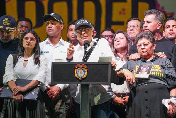 Fotografía cedida este sábado por la Presidencia de Colombia de su mandatario Gustavo Petro, hablando durante un acto publico en Medellín (Colombia).