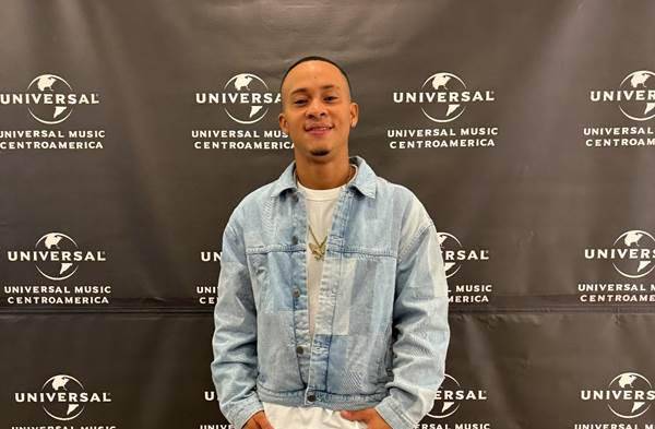 Astronazzy comenzó su carrera musial a los 17 años.