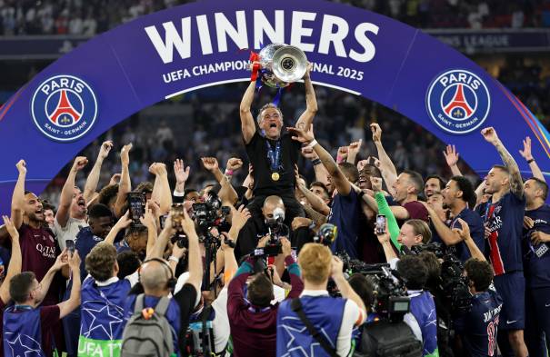 El equipo levanta el trofeo.