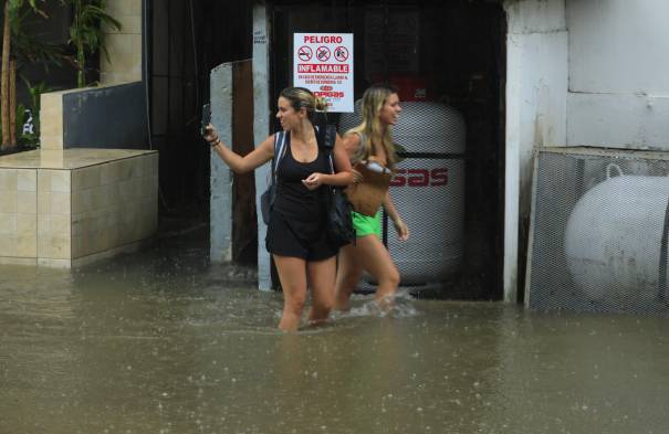 Varias calles de la capital han quedado convertidas en “piscinas”.