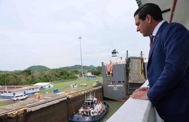 Foto de la visita del embajador Kevin Cabrera en el Canal de Panamá.