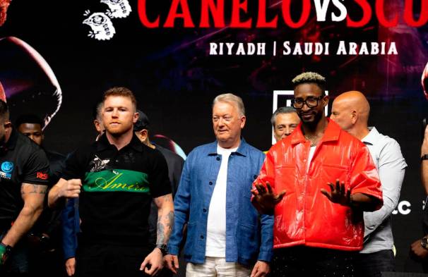 El mexicano Saúl ‘Canelo’ Álvarez (i) prometió noquear al cubano William Scull.