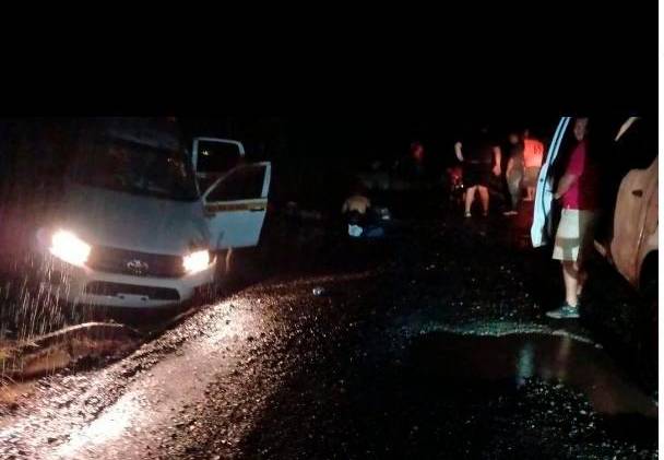 El conductor perdió el control del timón del “pick-up” lleno de pasajeros, se salió de la vía, cayó en una cuneta e impactó con un alud de tierra.