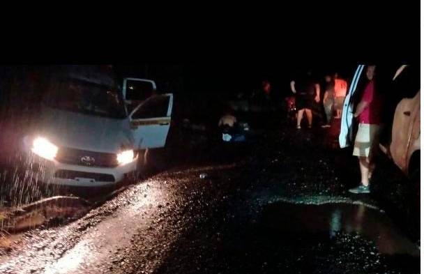 El conductor perdió el control del timón del “pick-up” lleno de pasajeros, se salió de la vía, cayó en una cuneta e impactó con un alud de tierra.