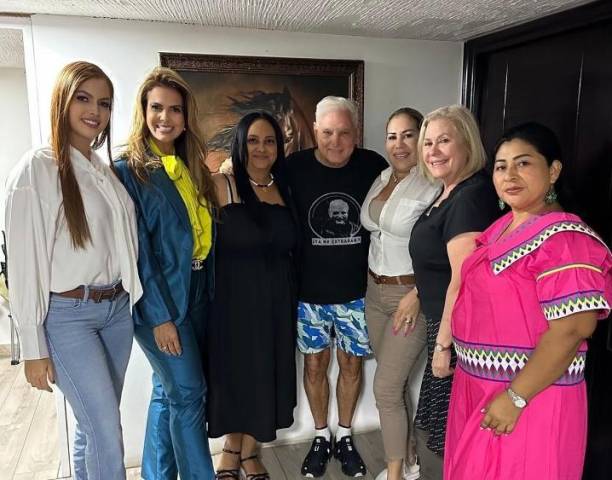 Génesis Arjona (iz) junto a Ricardo Martinelli y otras damas políticas.