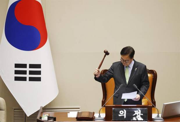 El presidente de la Asamblea Nacional de Corea del Sur, Woo Won-shik, golpea el mazo para anunciar que no se alcanzó el quórum necesario para destituir al presidente del país, Yoon Suk-yeol, en la Asamblea Nacional, en Seúl, el 7 de diciembre de 2024.