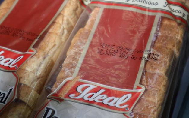 Más de 100 artículos caducados fueron decomisados durante la operación conjunta.