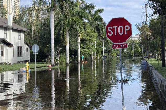 Fotografía de una calle inundada tras el paso del huracán Milton, este jueves en Fort Myers (Estados Unidos).