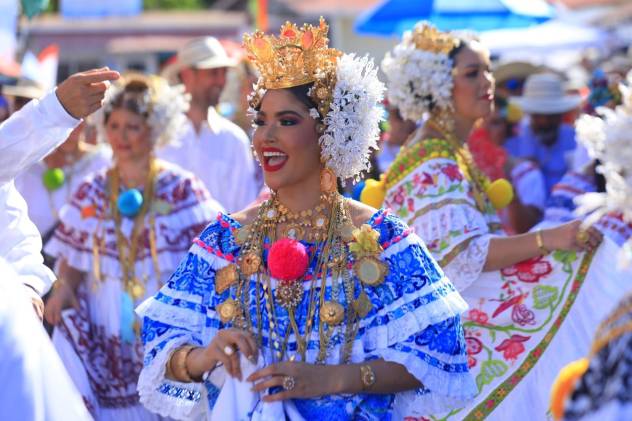 Panameños y extranjeros disfrutaron del colorido y vibrante desfile de las Mil Polleras.