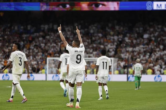 El delantero del Real Madrid Kylian Mbappé celebra su gol durante el partido de la cuarta jornada de LaLiga entre el Real Madrid y el Real Betis, este domingo en el estadio Santiago Bernabéu.