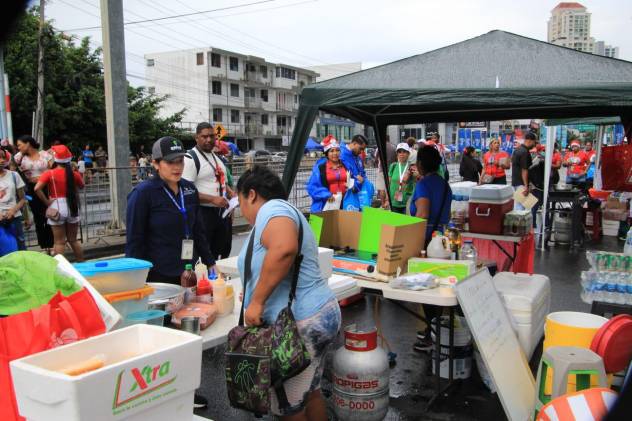 Minsa inspeciona puestos de alimentos en el desfile de Navidad en Calle 50