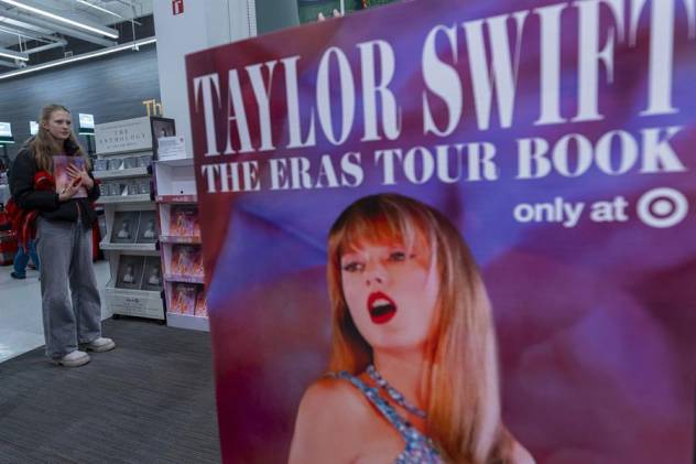 Una mujer sostiene una copia del libro ‘The Eras Tour Book’ de la cantante estadoundiense Taylor Swift, en Nueva York