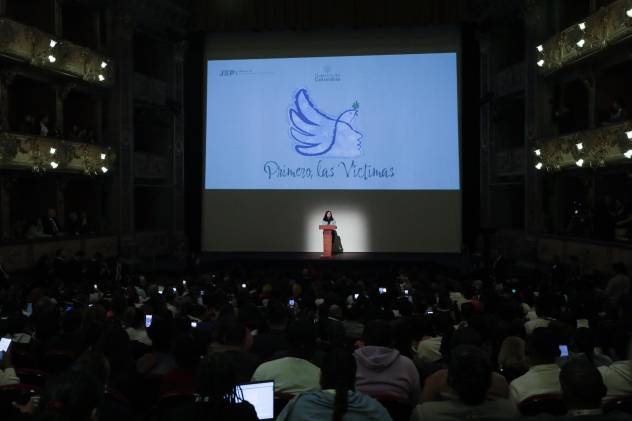 La presidenta de la República de Kosovo, Vjosa Osmani, habla este lunes durante la Conmemoración de la firma del Acuerdo de Paz entre el Gobierno colombiano y las FARC, en el Teatro Colón en Bogotá (Colombia).