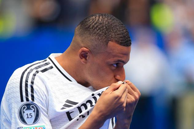 ¡Fin de la novela! Finalmente Mbappé besa el escudo del Madrid