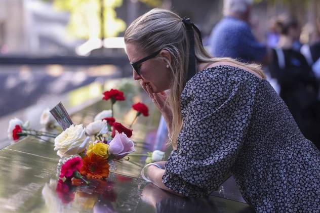 Una mujer llora durante los actos de conmemoración de los 23 años transcurridos desde los ataques terroristas del 11 de septiembre de 2001, en el Memorial y Museo del 11 de septiembre en Nueva York (EE.UU.).