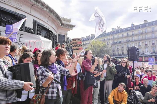 Manifestación de apoyo en París a Gisele Pelicot, víctima de violación en un caso del que se acusa a su marido y a medio centenar de hombres que abusaron de ella.