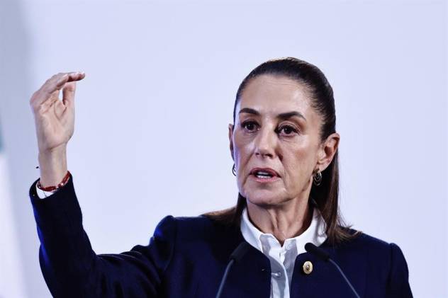 La presidenta de México Claudia Sheinbaum, habla este viernes durante una rueda de prensa en Palacio Nacional en la Ciudad de México (México).