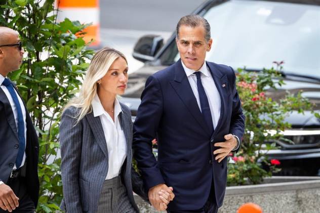 Hunter Biden (d) y su esposa, Melissa Cohen Biden (c), llegan para el segundo día de deliberaciones del jurado en su juicio federal por armas de fuego en el Tribunal Federal de Distrito de Estados Unidos en Wilmington, Delaware, EE.UU.