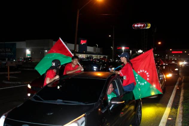 La caravana llegó al estadio Kenny Serracín para seguir el festejo.